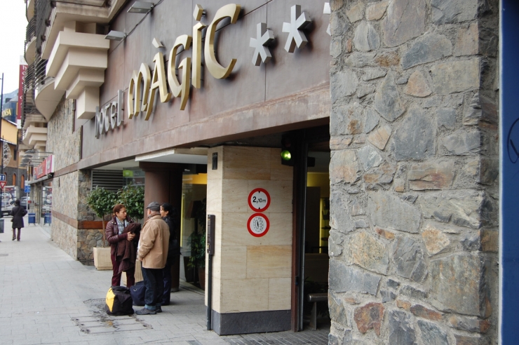 Entrada a un dels hotels del país.