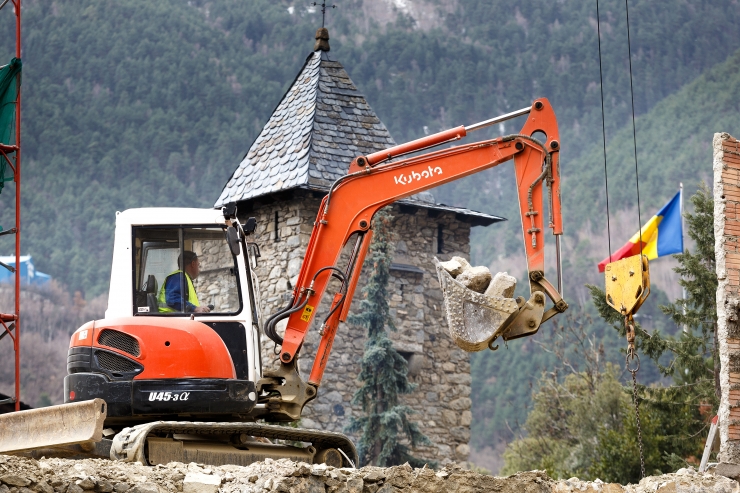 Un treballador de la construcció amb una grua.