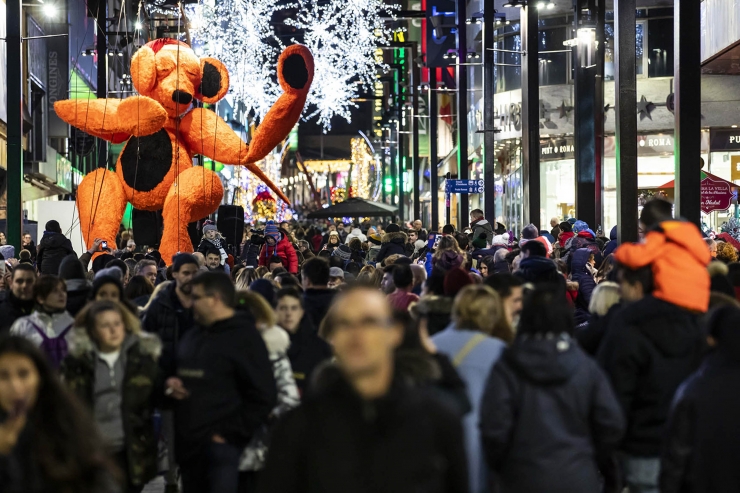 L'avinguda Meritxell plena de vianants durant aquestes festes, durant un espectacle del Poblet de Nadal.