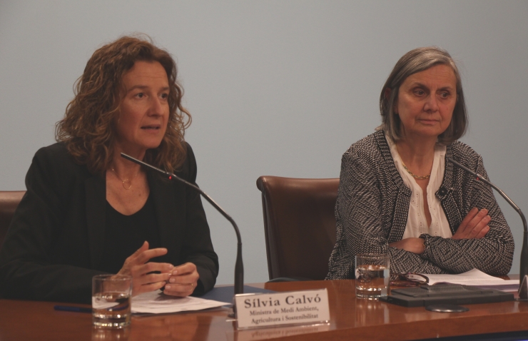 La ministra de Medi Ambient, Agricultura i Sostenibilitat, Sílvia Calvó, i l’ambaixadora de França a Andorra, Jocelyne Caballero, durant la roda de premsa d'aquest dimarts.