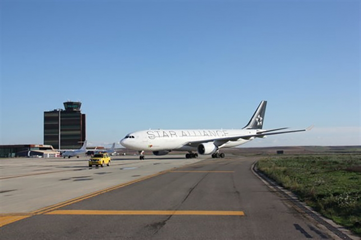 Un avió a la pista de l'aeroport de Lleida-Alguaire.