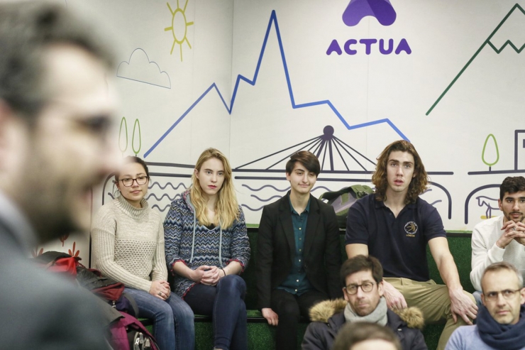 El ministre d'Educació i Ensenyament Superior, Eric Jover, en primer pla amb els estudiants del MIT al darrere.