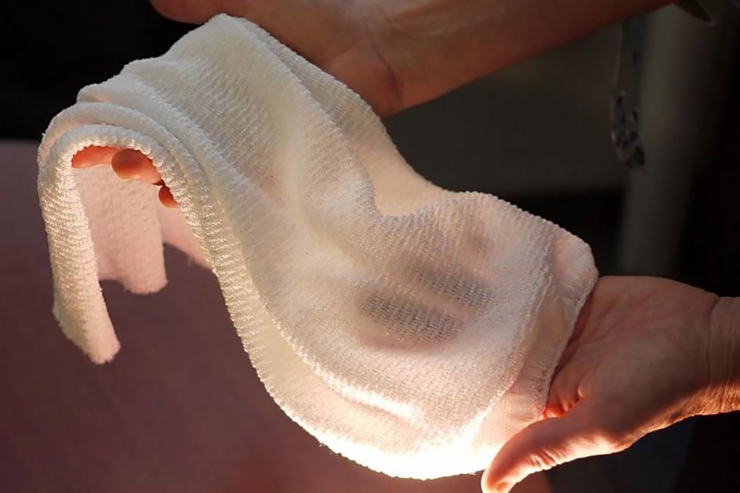 El fil base d’aquest nou tèxtil està creat amb fibres fetes de dos materials sintètics diferents: un absorveix l’aigua i l’altre la rebutja.