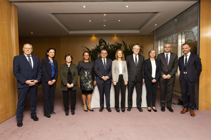 Autoritats i responsables de les companyies que han participat en la signatura dels acords.
