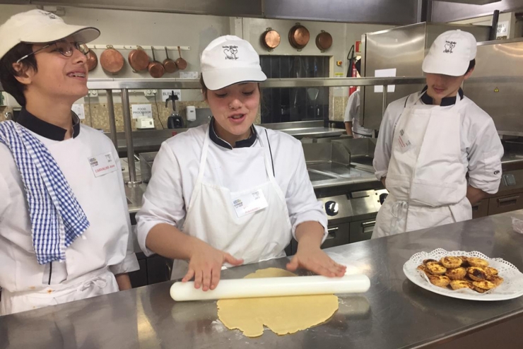 El Lycée Comte de Foix ha organitzat una jornada de portes obertes de la seva secció professional. A la imatge, tres alumnes de cuina.