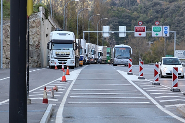 Camions a la duana abans de passar els tràmits.