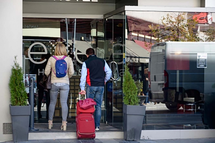 Dos turistes entren a un hotel.