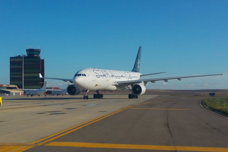 Un Airbus 330 a l'aeroport de Lleida-Alguaire.