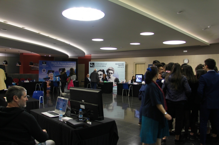 Els joves tenen l'oportunitat de conèixer les professions amb més sortida professional.