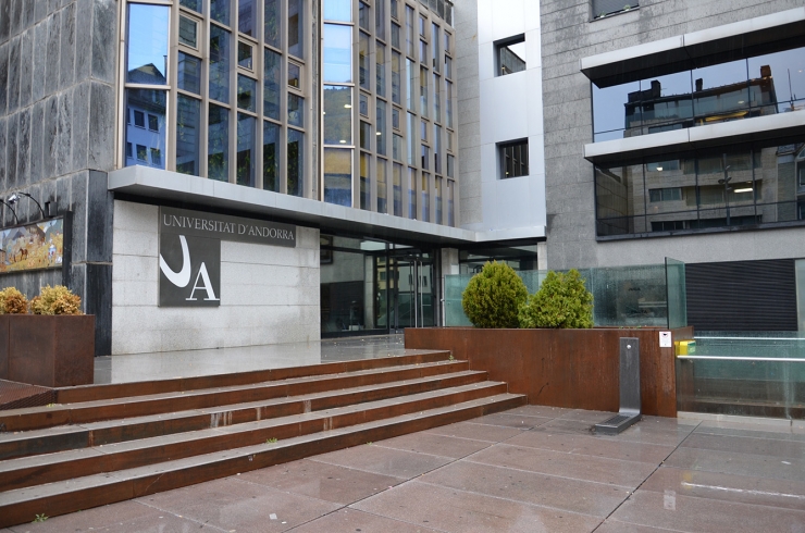 L'edifici de la universitat.