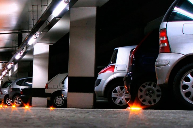 Vehicles aparcats en un pàrquing.