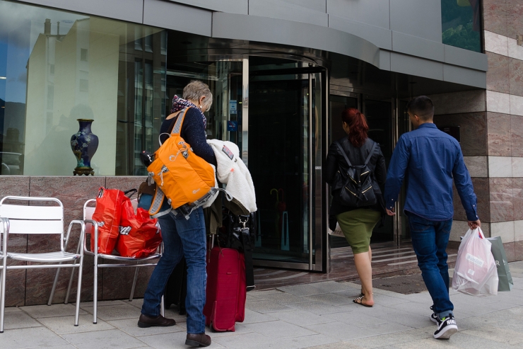 Tres turistes entren a un hotel d'Escaldes-Engordany.
