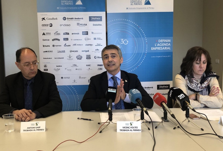 El president de la Trobada al Pirineu, Vicenç Voltes (centre), intervé aquest dijous durant la roda de premsa de presentació de la trentena edició.