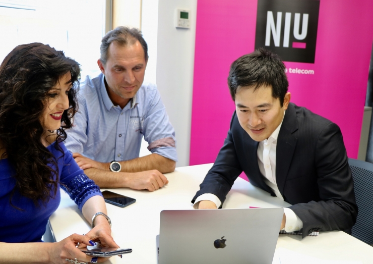 L’emprenedor xinès Huanzhou Zhang amb Miquel Gouarré i Marta Ambor del NiU.