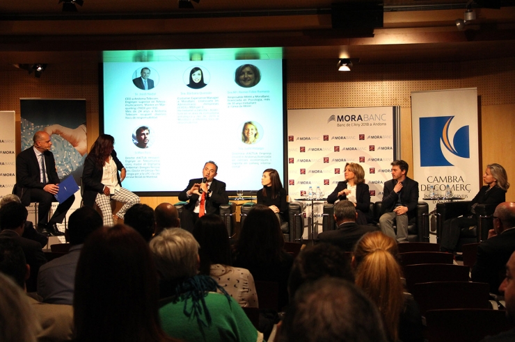 Un moment de la taula rodona amb el director d'Andorra Telecom, Jordi Nadal; la customer experience manager de MoraBanc, Bárbara Queizán; la responsable de recursos humans de MoraBanc, Remei Fernández; el director d'Actua Innovació, Marc Pons, i la directora d'Actua, Judit Hidalgo.