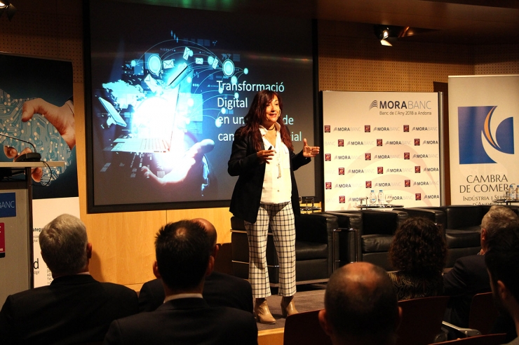 Joana Sánchez, d'Iniced, durant la xerrada que ha ofert.