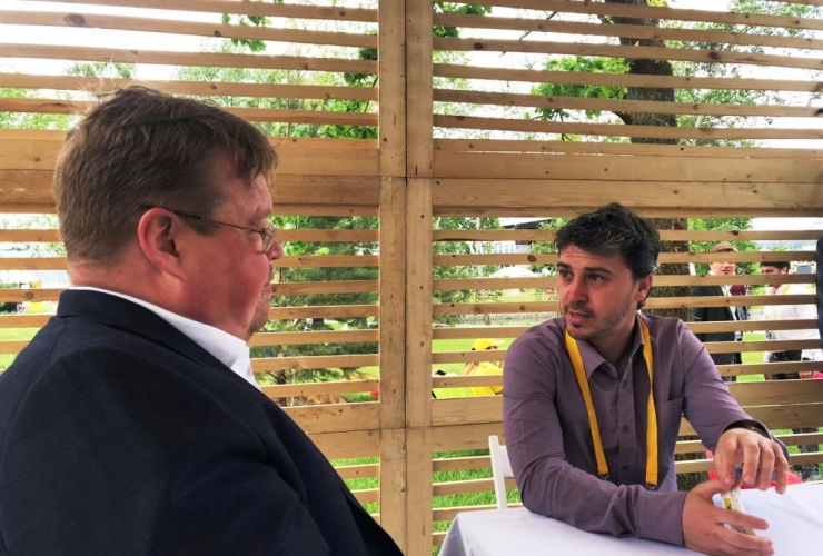 
El director d'Actua Innovació, Marc Pons, amb el seu homòleg a l'Skolkovo Center de Moscou, Pekka Anteroa.
