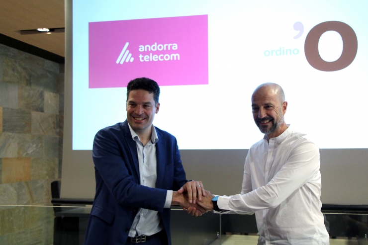 El responsable d'empresa d'Andorra Telecom, Josep Vilana, i el conseller d'Administració, Comunicació i Comerç del comú d'Ordino, Xavier Herver, fan balanç del servei Som Cloud.