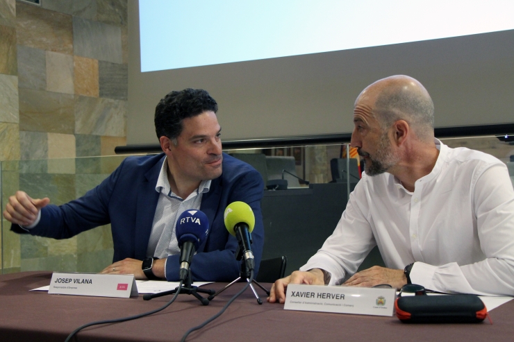 El responsable d'empresa d'Andorra Telecom, Josep Vilana, i el  conseller d'Administració, Comunicació i Comerç del comú d'Ordino,  Xavier Herver, fan balanç del servei Som Cloud.