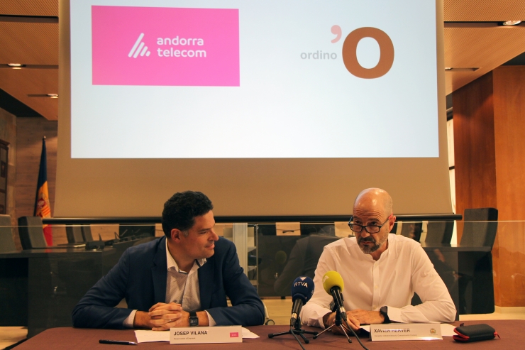 El responsable d'empresa d'Andorra Telecom, Josep Vilana, i el  conseller d'Administració, Comunicació i Comerç del comú d'Ordino,  Xavier Herver, fan balanç del servei Som Cloud.