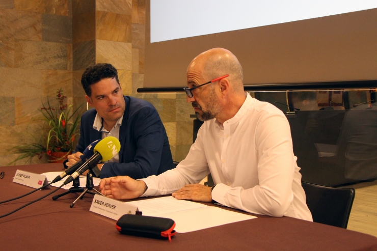 El responsable d'empresa d'Andorra Telecom, Josep Vilana, i el  conseller d'Administració, Comunicació i Comerç del comú d'Ordino,  Xavier Herver, fan balanç del servei Som Cloud.