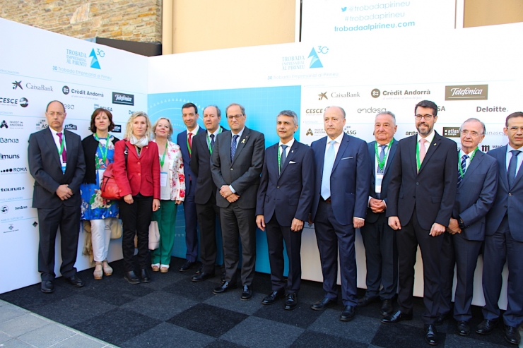 Foto de grup poc abans d'iniciar-se la segona jornada de la Trobada Empresarial al Pirineu, amb el president de la Generalitat, Quim Torra; el president de l'esdeveniment, Vicenç Voltes, i l'alcalde en funcions de la Seu d'Urgell, Albert Batalla.