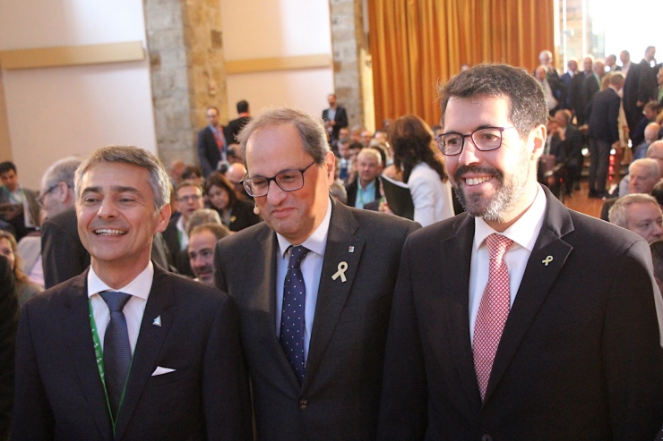 El president de la Generalitat, Quim Torra;  el president de la Trobada Empresarial al Pirineu, Vicenç Voltes, i l'alcalde en funcions  de la Seu d'Urgell, Albert Batalla, conversen abans de començar la segona jornada.