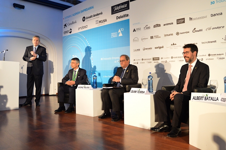 El president de la Generalitat, Quim Torra;  el president de la Trobada Empresarial al Pirineu, Vicenç Voltes; l'alcalde en funcions  de la Seu d'Urgell, Albert Batalla, i el periodista Josep Puigbó, durant la primera conferència de la segona jornada.