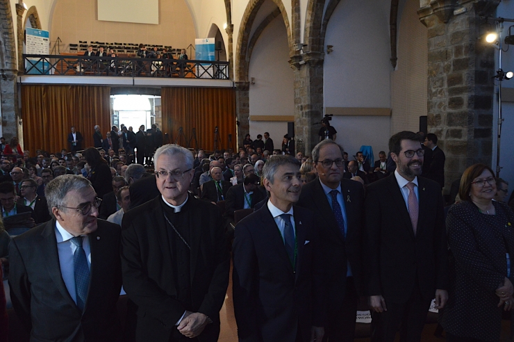 Foto de grup poc abans d'iniciar-se la segona jornada de la Trobada  Empresarial al Pirineu, amb el president de la Generalitat, Quim Torra;  el president de l'esdeveniment, Vicenç Voltes; l'alcalde en funcions  de la Seu d'Urgell, Albert Batalla; l'ambaixador espanyol a Andorra, Àngel Ros, i el copríncep episcopal, Joan-Enric Vives.