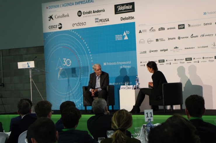 El president de la Fundació Garrigues, Antonio Garrigues, durant la seva conferència.