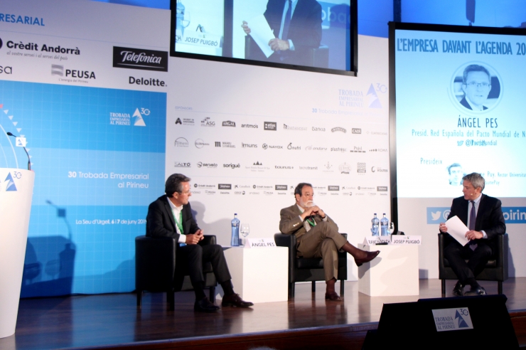 El president d'ERF (Estudi Ramon Folch & Associats), durant la seva conferència sobre l'agenda 2030 i el desenvolupament sostenible, acompanyat del periodista Josep Puigbó i el rector de la Universitat de Lleida, Jaume Puy.
