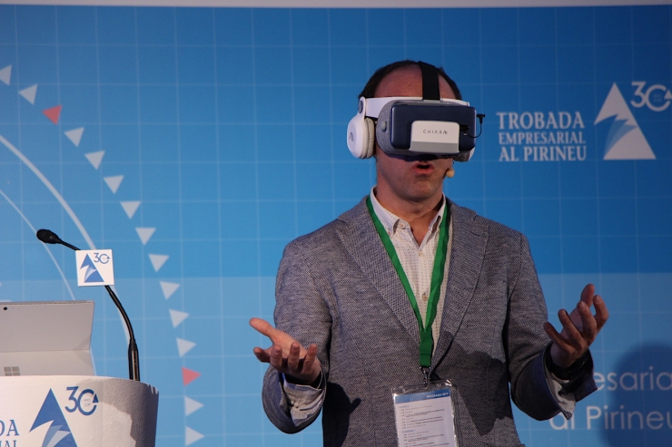 Jose Martrat, soci director d'ActitudPro i de desenvolupament de negoci de BeChiara, mostra el seu aparell per aprendre a parlar en públic.