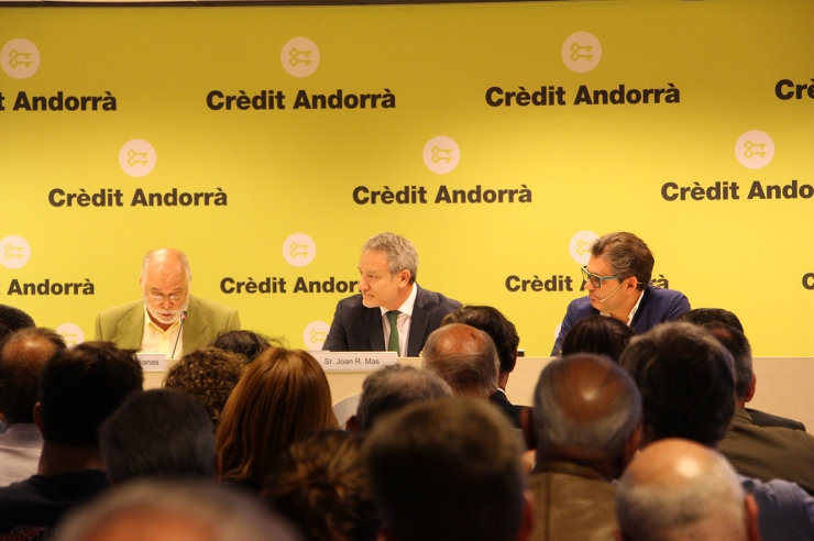 De dreta a esquerra, el divulgador econòmic i consultor en transformació i estratègia digital, Marc Vidal; el director de Comunicació Corporativa, Màrqueting i Transformació Digital Clients de Crèdit Andorrà, Joan Ramon Mas, i el responsable de la Càtedra Crèdit Andorrà de Mercats, Organitzacions i Humanisme, Josep Maria Rosanas.