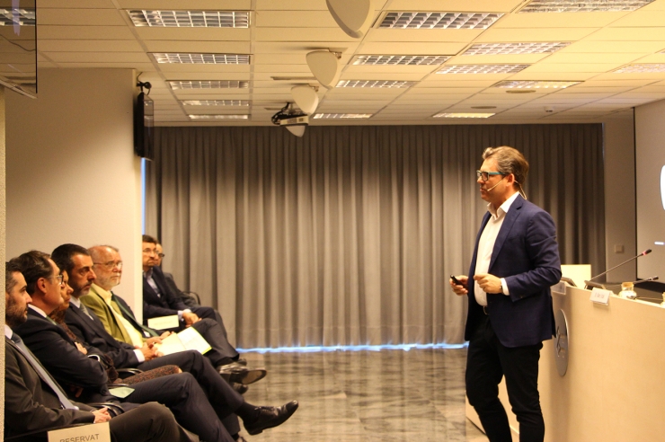 El divulgador econòmic i consultor en transformació i estratègia digital, Marc Vidal, dirigint-se al públic durant la xerrada.