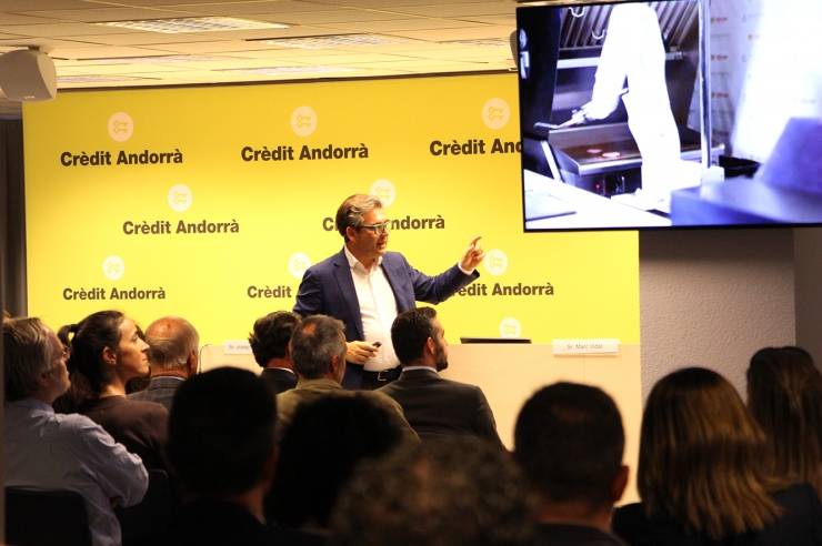 El divulgador econòmic i consultor en transformació i estratègia digital, Marc Vidal, durant la conferència oferta a Crèdit Andorrà.