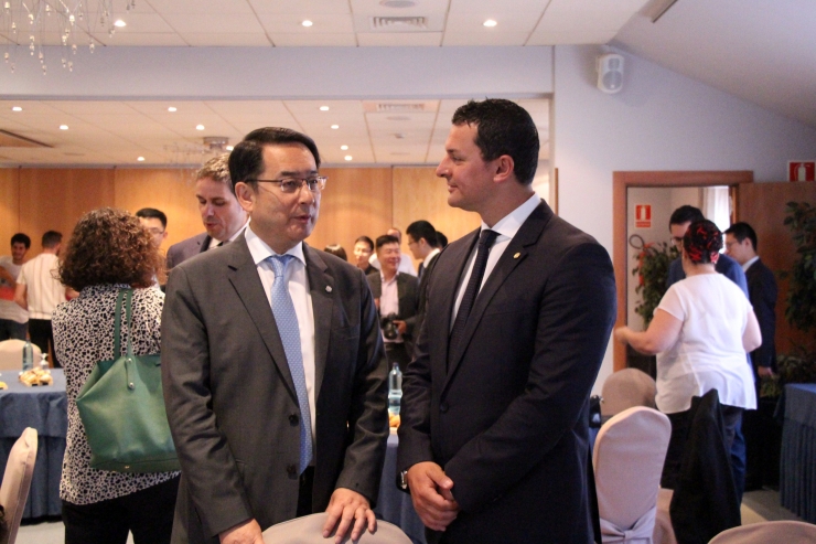L'ambaixador de la Xina, Lyu Fan, conversa amb el ministre de Presidència, Economia i Empresa, Jordi Gallardo, abans de començar la Trobada Empresarial entre els dos països. 