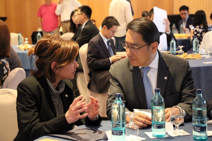 L'ambaixador de la Xina, Lyu Fan, conversa amb la ministra de Turisme, Verònica Canals, abans de  començar la Trobada Empresarial entre els dos països. 
