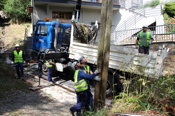 Operaris retirant la pilona de la línia aèria, aquest dimecres al migdia a Escàs.