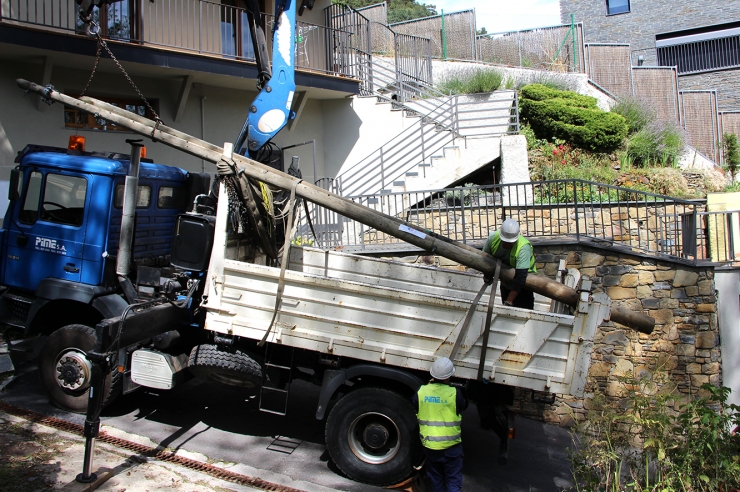 La retirada de la pilona de la línia aèria.