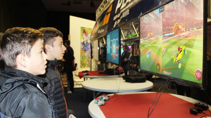 Nens jugant a un videojoc.