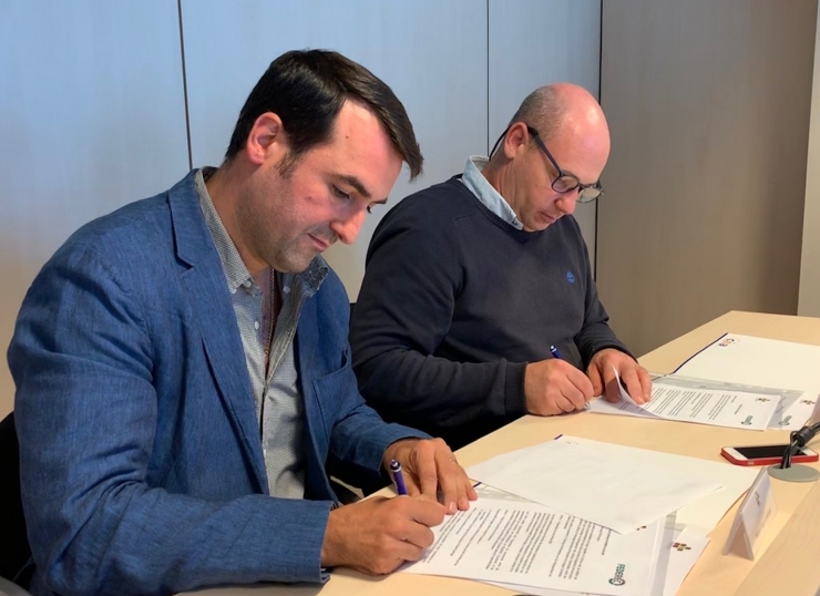 Armengol i Dalle signen l'acord.