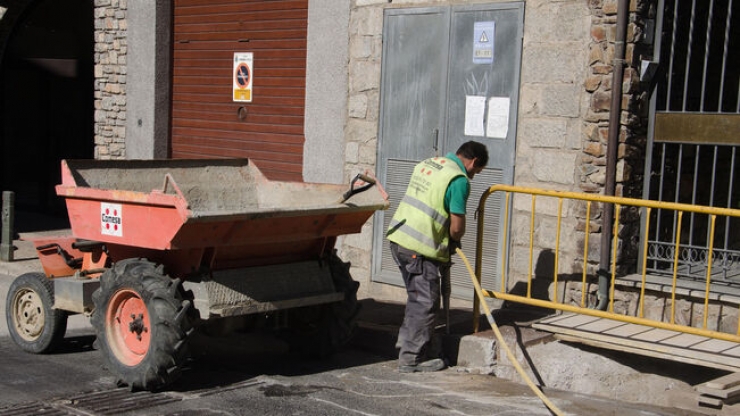 Un treballador de la construcció en una obra.