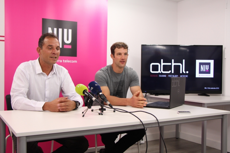 El responsable del Niu, Miquel Gouarré, i l'emprenedor Albert Piñol durant la presentació de l'aplicació ATHL Exercise.