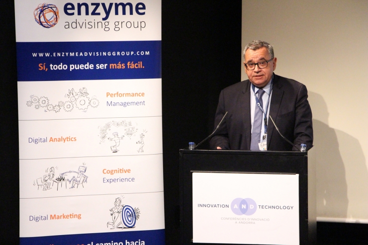 El director general de FEDA, Albert Moles, presenta la jornada 'El blockchain aplicat a les empreses'.