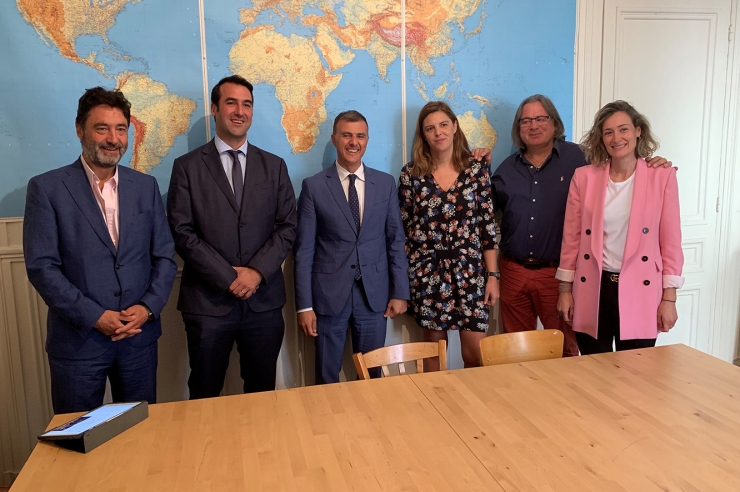 De esquerra a dreta, Francesc Zamora, vicepresident d’Agreda; Miquel Àngel Armengol, president d’Agreda; Marc Rossell, secretari d’Estat de Medi Ambient, Agricultura i Sostenibilitat; Emmanuelle Ledoux, directora general Institut nacional de l’economia circular; Christophe Debien, vicepresident de l'Organization for Climate & Circular Economy, i Sílvia Ferrer, directora de Medi Ambient, Agricultura i Sostenibilitat.