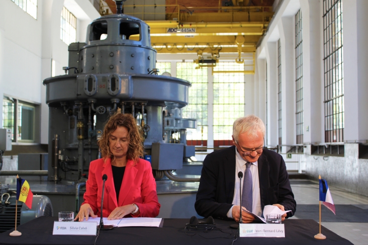 La ministra de Medi Ambient, Agricultura i Sostenibilitat, Sílvia Calvó, i el president d'EDF, Jean-Bernard Lévy.