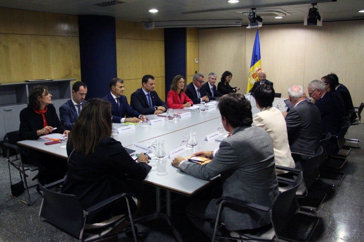 Un moment de la reunió mantinguda aquest divendres entre representats del Govern i l'EDF.