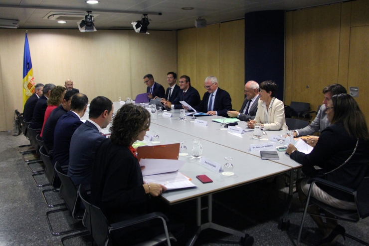Un moment de la reunió mantinguda aquest divendres entre representats del Govern i l'EDF.