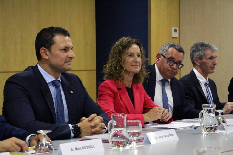 El ministre de Presidència, Economia i Empresa, Jordi Gallardo, i la ministra de Medi Ambient, Agricultura i Sostenibilitat, Sílvia Calvó, en un moment de la ruenió mantinguda aquets divendres amb membres de l'EDF.