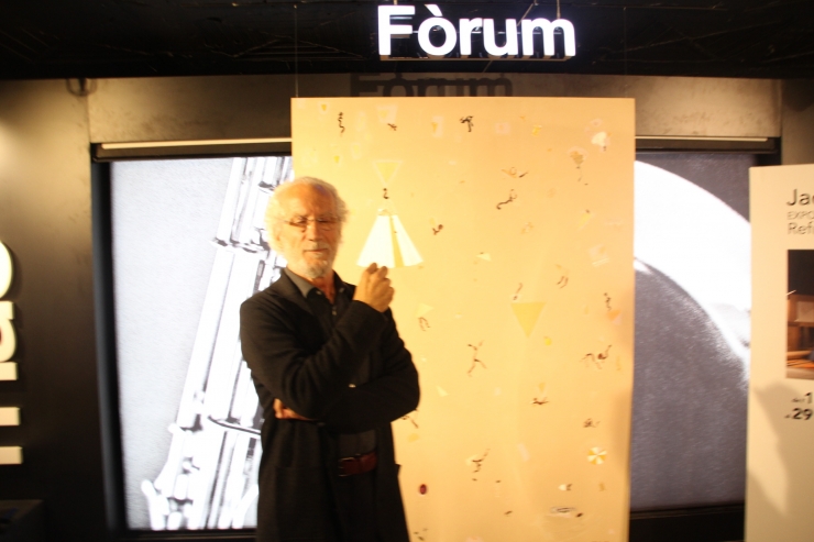 Jacint Todó, artista, al costat d'una pintura de la col·lecció 'Refugis'.